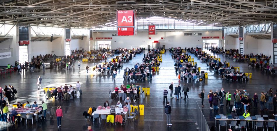 Mektupla kullanılan oylar, 2020’de bir fuar salonunda sayılıyor. Mektupla kullanılan oylar, 2020’de bir fuar salonunda sayılıyor.
