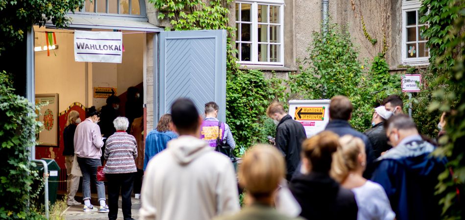 Bundestagswahl 2021: Wahllokal im Berliner Ortsteil Prenzlauer Berg Bundestagswahl 2021: Wahllokal im Berliner Ortsteil Prenzlauer Berg