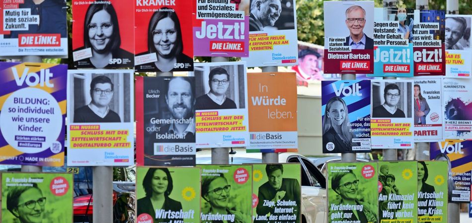 Campanha eleitoral na Alemanha – cartazes em uma rua de Heidelberg Campanha eleitoral na Alemanha – cartazes em uma rua de Heidelberg