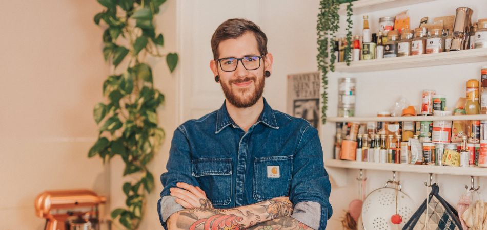 Mais de 300.000 seguidores: Philipp Steuer cozinha de forma ambientalmente correta. Mais de 300.000 seguidores: Philipp Steuer cozinha de forma ambientalmente correta.