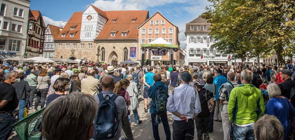 Wahlkampf in Deutschland: Redner auf dem Marktplatz. Wahlkampf in Deutschland: Redner auf dem Marktplatz.