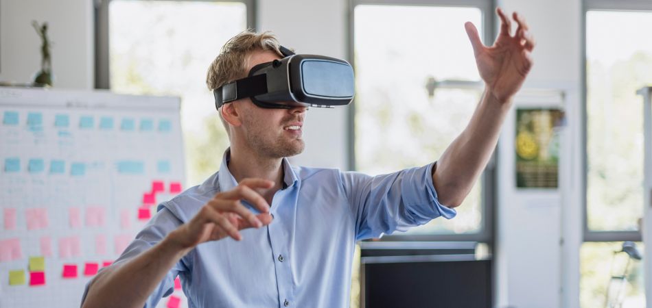 即使戴着VR眼镜也能教学。 即使戴着VR眼镜也能教学。