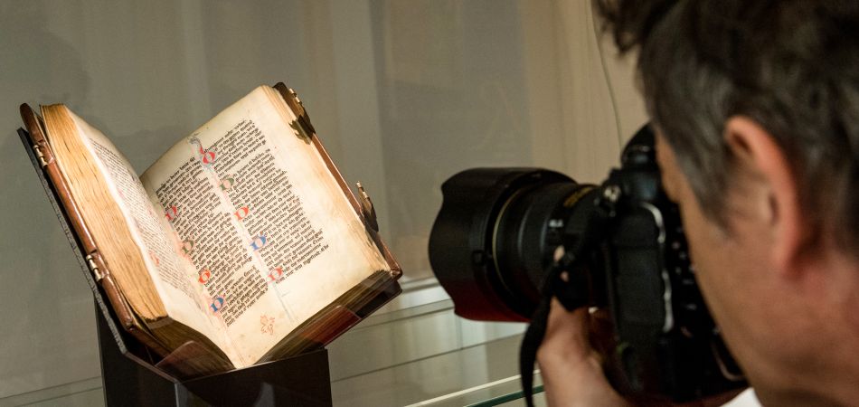Jeden z najstarszych rękopisów „Pieśni o Nibelungach” Jeden z najstarszych rękopisów „Pieśni o Nibelungach”