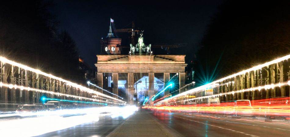 Die Straße des 17. Juni beginnt am Brandenburger Tor. Die Straße des 17. Juni beginnt am Brandenburger Tor.