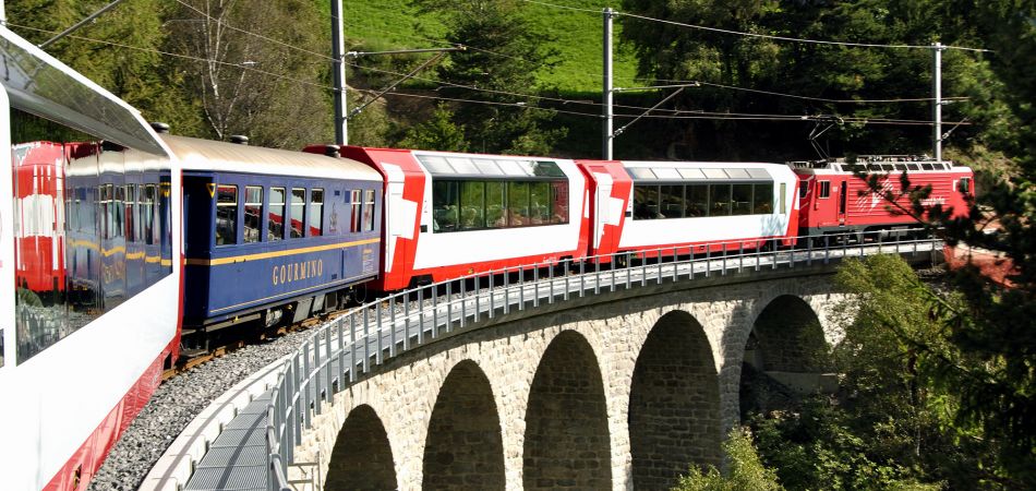 Par monts et par vaux, mais toujours en rythme : les trains suisses Par monts et par vaux, mais toujours en rythme : les trains suisses