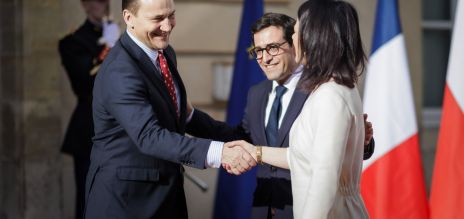 وزيرة الخارجية أنالينا بيربوك مع وزير الخارجية البولندي رادوسلاف سيكورسكي (لليسار) ووزير الخارجية الفرنسي ستيفان سيجورنيه. 