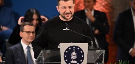 الرئيسُ الأوكرانيُّ زيلينسكي يُمنَح جائزة كارل الدولية