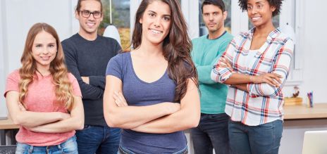 Jovem estudante e fundadora de uma startup com sua equipe em um escritório de coworking