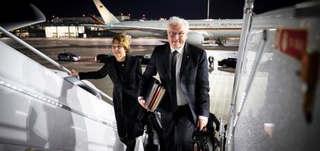 El presidente federal, Frank-Walter Steinmeier, con su esposa, Elke Büdenbender, antes de partir hacia Beirut
