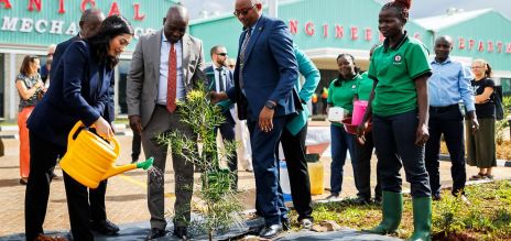 La ministre du Développement Alabali Radovan lors d’une visite d’une école professionnelle à Nairobi