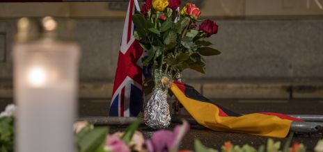 Gedenken vor der britischen Botschaft in Berlin