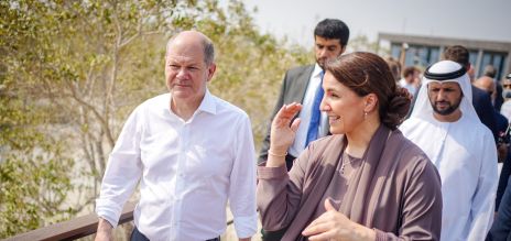 Le chancelier allemand Olaf Scholz avec la ministre du changement climatique et de l'environnement des Émirats arabes unis.