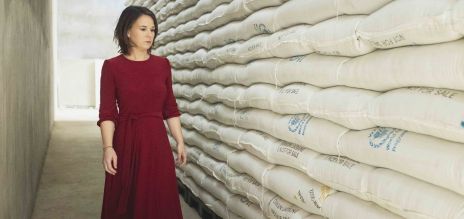 La ministre des Affaires étrangères, Baerbock, dans un grenier à céréales du PAM en Éthiopie.