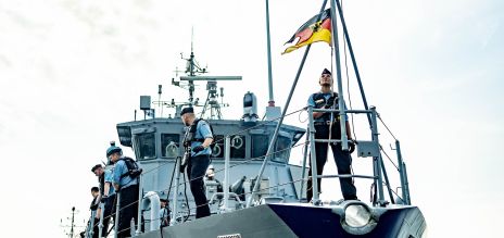 Le bateau anti-mines «&nbsp;Bad Bevensen&nbsp;» quitte le porte de la Marine de Kiel