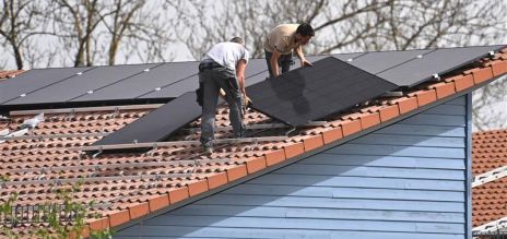 Instalación de paneles solares en un tejado 