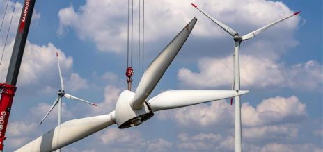 Turbina eólica en construcción 