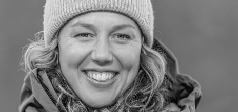 Laura Dahlmeier sonríe a la cámara. 