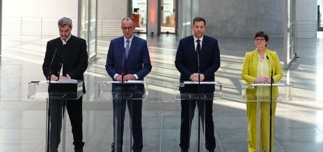 Markus Söder, (CSU), ministre-président de la Bavière et président de la CSU, Friedrich Merz, candidat à la chancellerie pour l’Union et président fédéral de la CDU, Lars Klingbeil, président du groupe parlementaire et co-président fédéral du SPD, et Saskia Esken, co-présidente fédérale de la SPD, participent à une conférence de presse suite aux pourparlers entre l’Union et le SPD au Bundestag. 