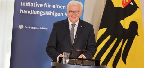 El presidente federal Frank-Walter Steinmeier toma la palabra en el atril 