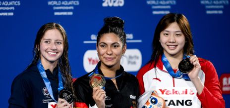 Anna Elendt, Kste Douglass y Qianting Tang en la ceremonia de entrega de medallas.  