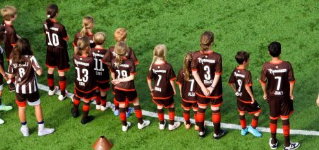 La section jeunes de football du FC St. Pauli en plein entraînement. 