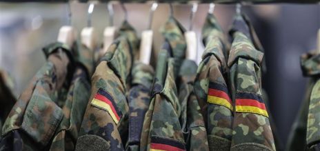 Des vestes de l’armée allemande sont suspendues à un portemanteau. 