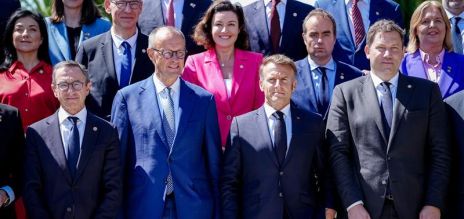 Le chancelier Merz et le président Macron avec des membres du cabinet 