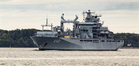 Le navire d’approvisionnement « Frankfurt am Main » lors de la manœuvre Northern Coasts 