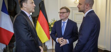 Le ministre des Affaires étrangères J. Wadephul avec ses homologues Radoslaw Sikorski (Pologne, g.) et Jean-Noël Barrot (France, d.) 