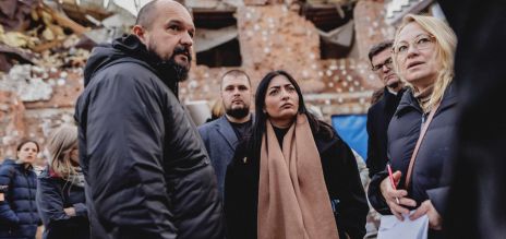 Reem Alabali Radovan durante uma visita a um bairro residencial destruído na região de Kyiv 