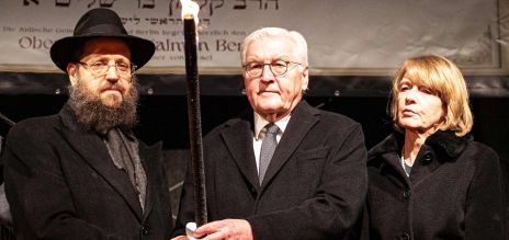 El rabino Yehuda Teichtal, el presidente federal Frank-Walter Steinmeier y Elke Büdenbender encienden este domingo la primera vela de Janucá ante la Puerta de Brandeburgo. 