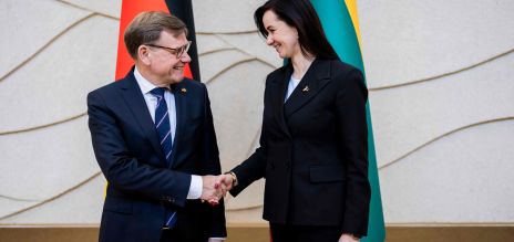 Johann Wadephul wird von Inga Ruginienė in Litauen empfangen.