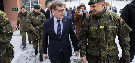 Foreign Minister Johann Wadephul with Brigade General Christoph Huber.