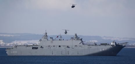 Le vaisseau d’attaque turque «&nbsp;L400 Anadolu&nbsp;» lors de la manœuvre de l’OTAN «&nbsp;Steadfast Dart 26&nbsp;» en mer Baltique, devant Putlos.