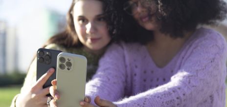 Ces projets de recherche ont également pour objectif de renforcer les compétences médiatiques des jeunes.