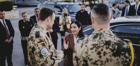 Reem Alabali Radovan lors d’une rencontre avec des soldats allemands à Amman le 31.03.2026