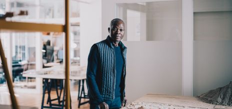 Portrait de l’architecte Diébédo Francis Kéré dans son bureau à Berlin Kreuzberg. 