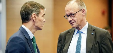 El presidente del Gobierno español, Sánchez, y el canciller Merz, en la cumbre informal de la UE en Chipre