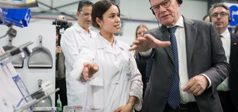 Johann Wadephul durante la visita a un proveedor marroquí del sector del automóvil