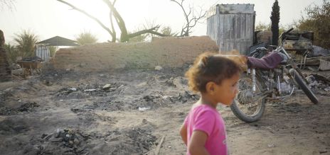Una niña en un paisaje árido 