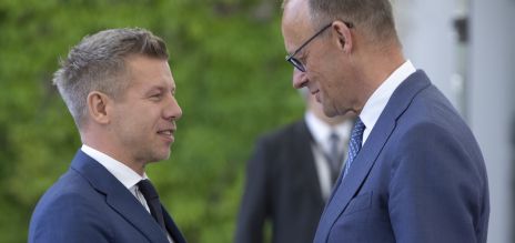 El primer ministro húngaro, Peter Magyar (izqda.), y el canciller alemán, Friedrich Merz, en Berlín