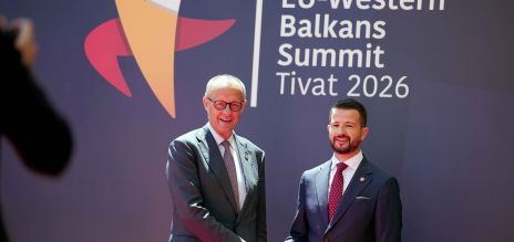 Le chancelier allemand Friedrich Merz et le président du Monténégro Jakov Milatovic se serrent la main. Ils se tiennent devant une affiche sur laquelle est inscrit «&nbsp;EU-Western Balkans Summit Tivat&nbsp;2026&nbsp;». 