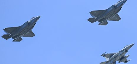 Trois avions dans le ciel