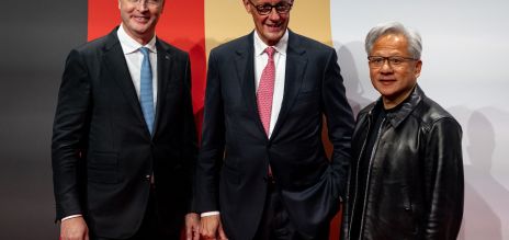 El consejero delegado de Mercedes-Benz, Ola Källenius, el canciller alemán, Friedrich Merz, y el máximo responsable de Nvidia, Jensen Huang, durante la cumbre de inversión celebrada en Berlín
