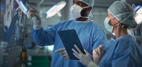 AI-assisted analysis of medical imaging data during a procedure 