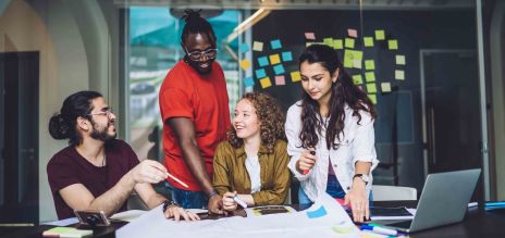 Meeting professionnel réunissant deux jeunes femmes et deux jeunes hommes 
