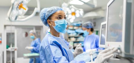 Une femme portant des vêtements de protection médicaux. 