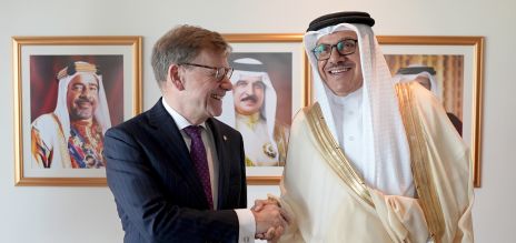 Johann Wadephul (left) with Bahrain’s Foreign Minister Abdullatif bin Rashid Al Zayani. 