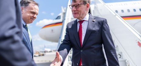 Le ministre des Affaires étrangères J. Wadephul à l’aéroport d’Athènes