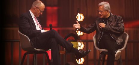 El canciller federal Friedrich Merz (izq.) y el director ejecutivo de Nvidia, Jensen Huang